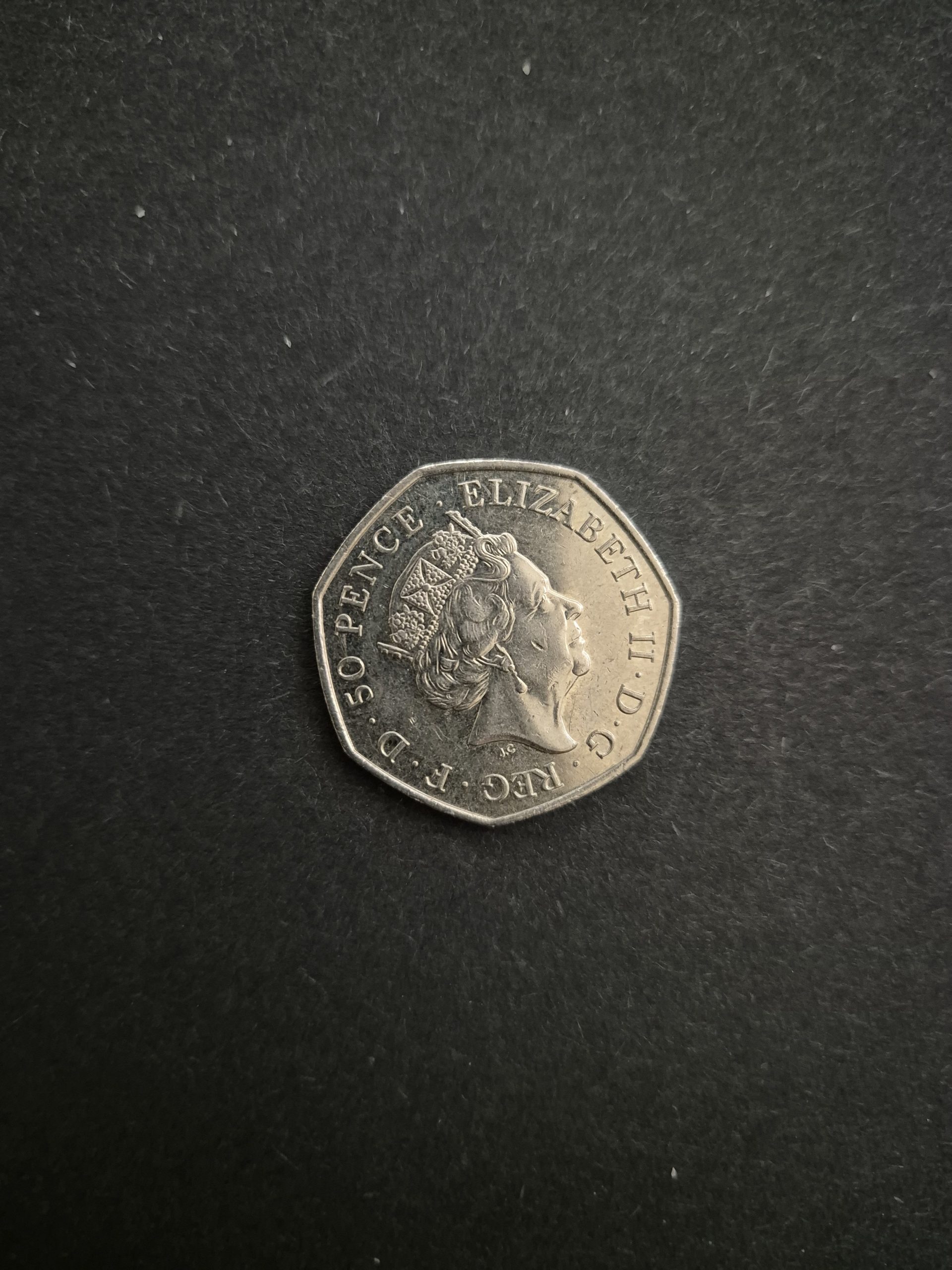 2016 Battle of Hastings 50p Coin - UK Commemorative Coin for Collectors Image of a 2016 British 50 pence coin commemorating the Battle of Hastings, featuring Queen Elizabeth II's profile on the obverse.