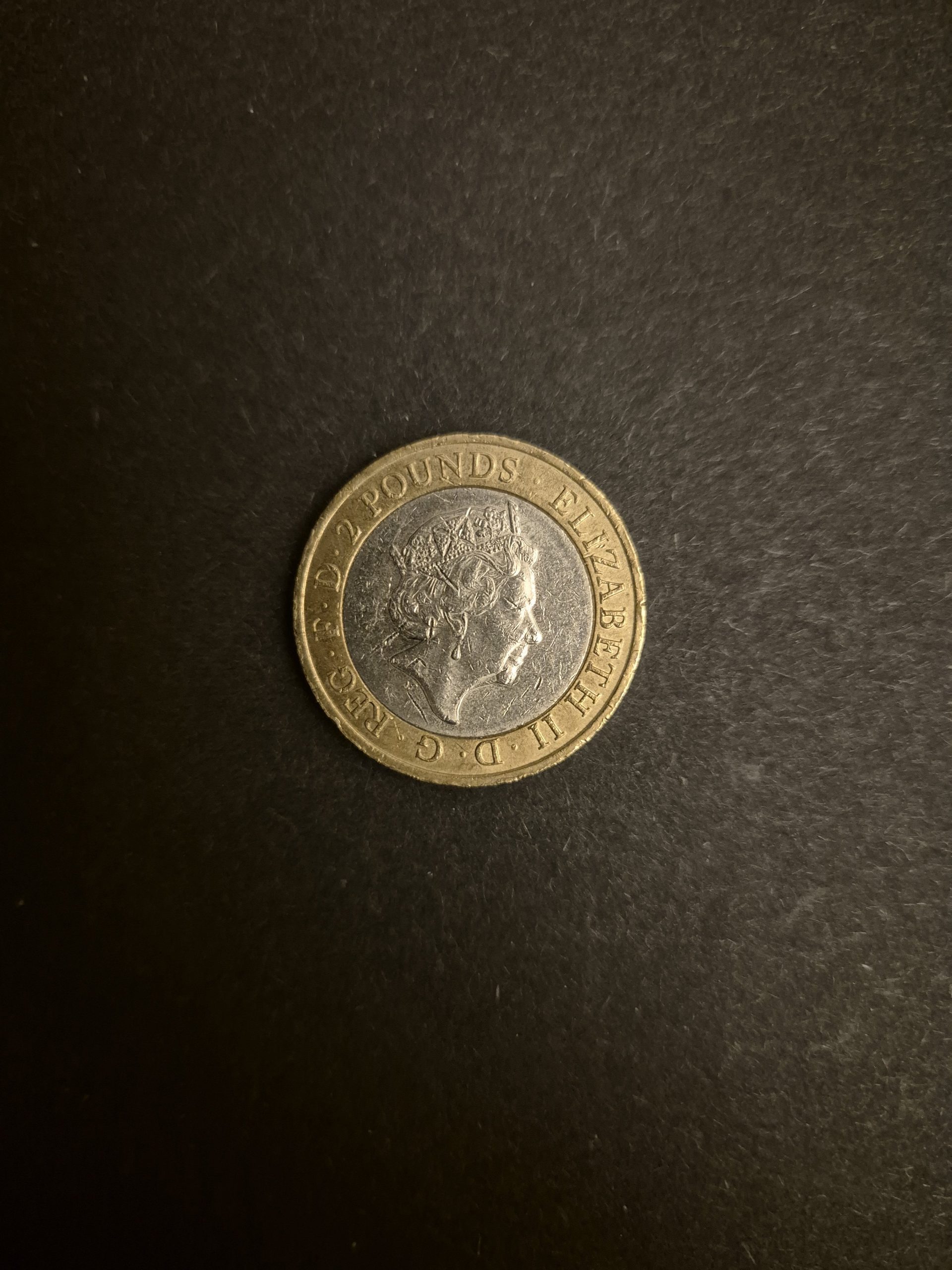 2016 First World War Commemorative £2 Coin - UK Currency Image of a 2016 British £2 coin commemorating the First World War, featuring Queen Elizabeth II's profile on one side.