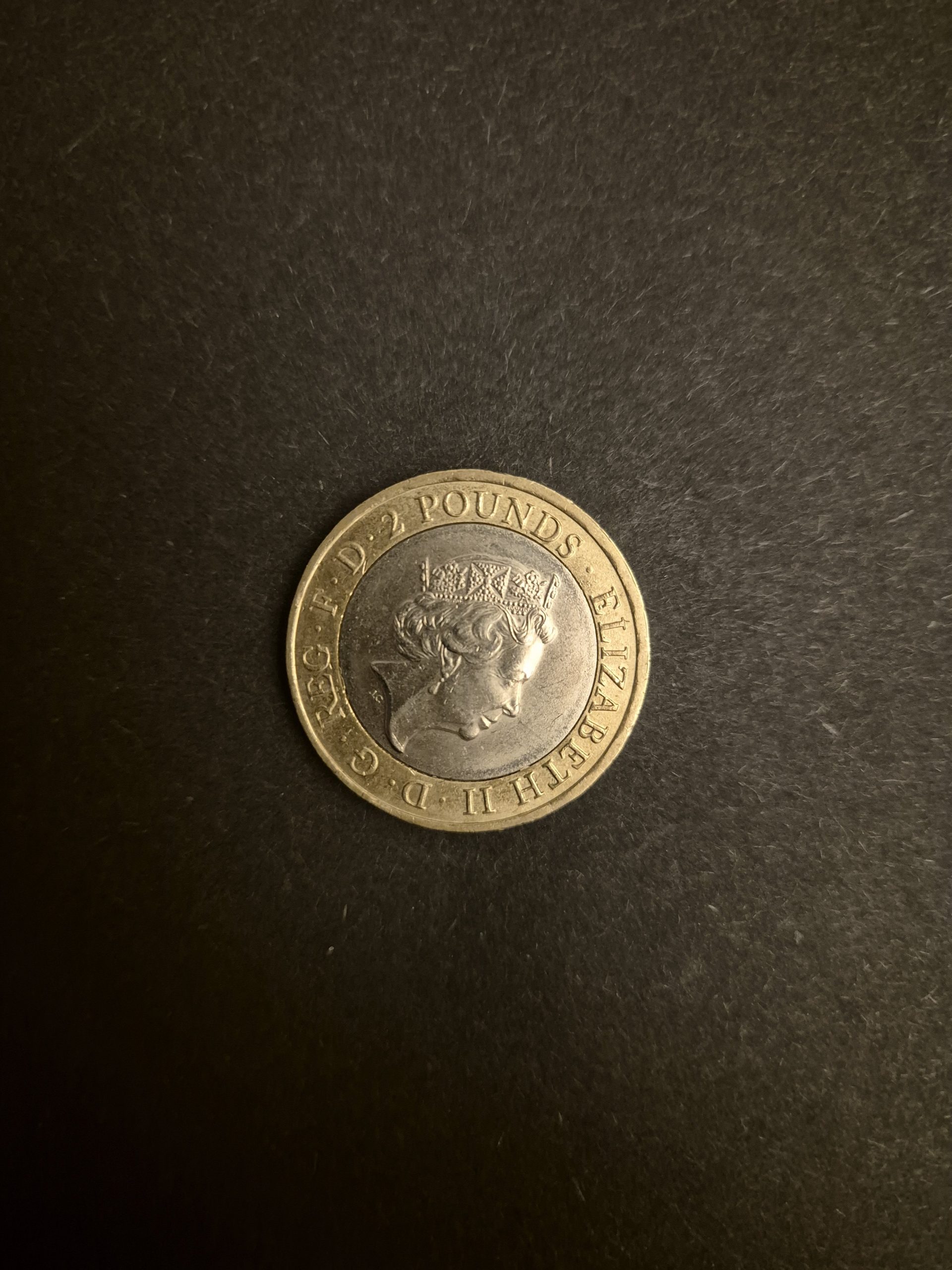 2016 First World War Commemorative £2 Coin - UK Currency Image of a 2016 British £2 coin commemorating the First World War, featuring Queen Elizabeth II's profile on one side.